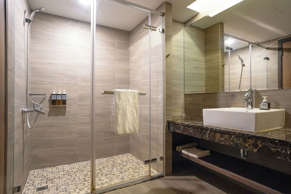 HOYA Resort Hotel Kaohsiung Deluxe Double Room 8