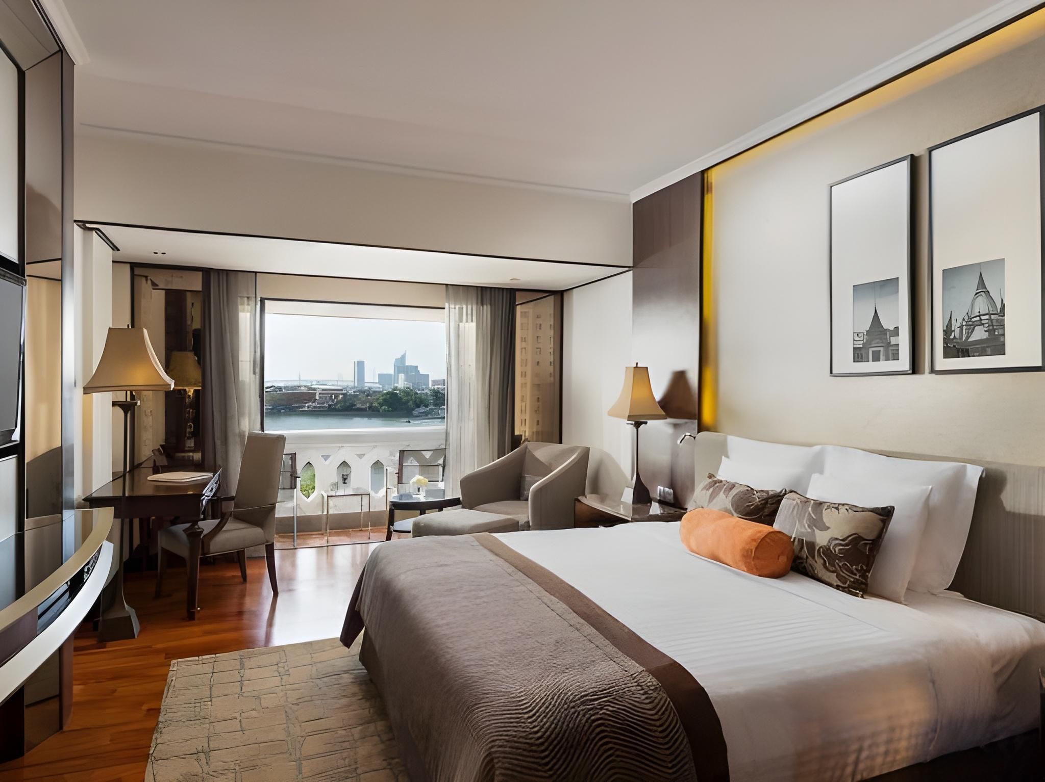 Deluxe River Front Room