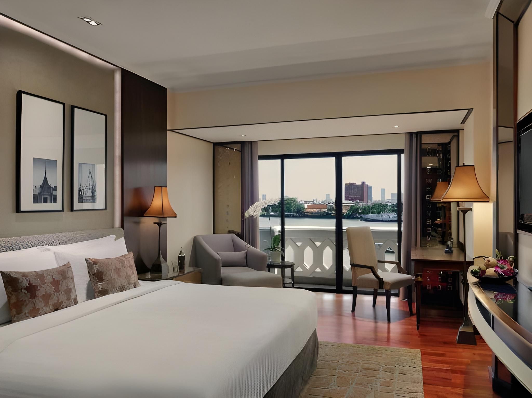 Deluxe River Front Room