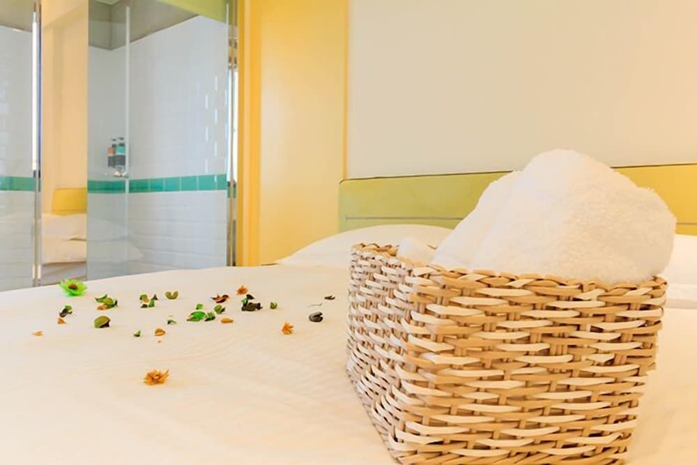 Book5 Deluxe Double Room 4