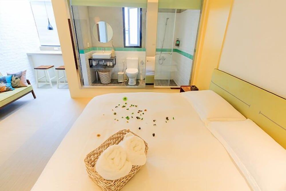 Book5 Deluxe Double Room 6