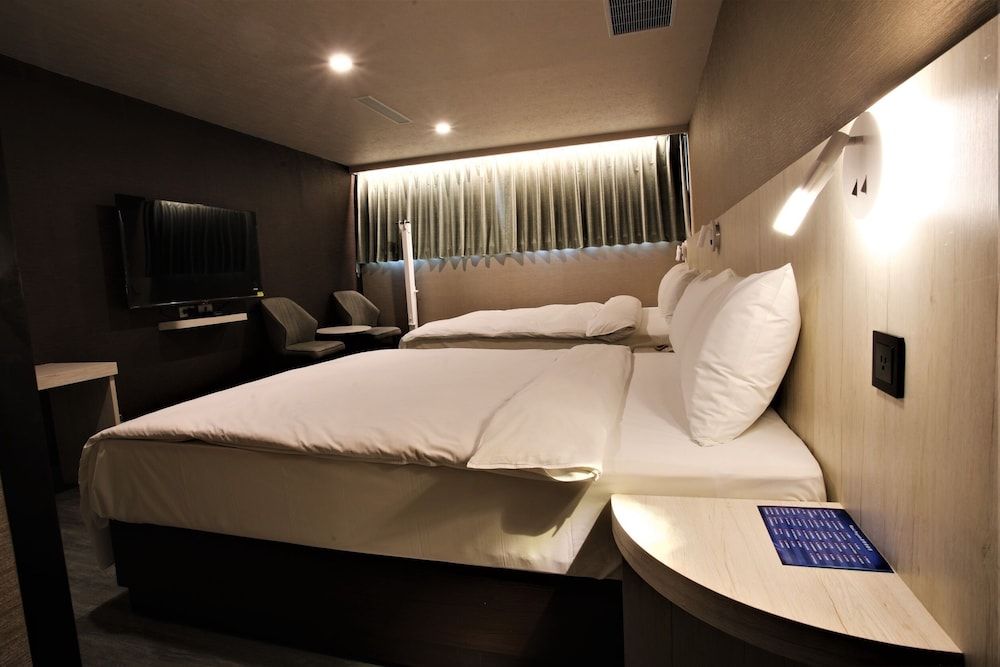 Golden Home Hotel Quadruple Room 7