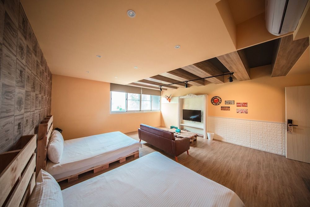 Classic Quadruple Room (American Retro)