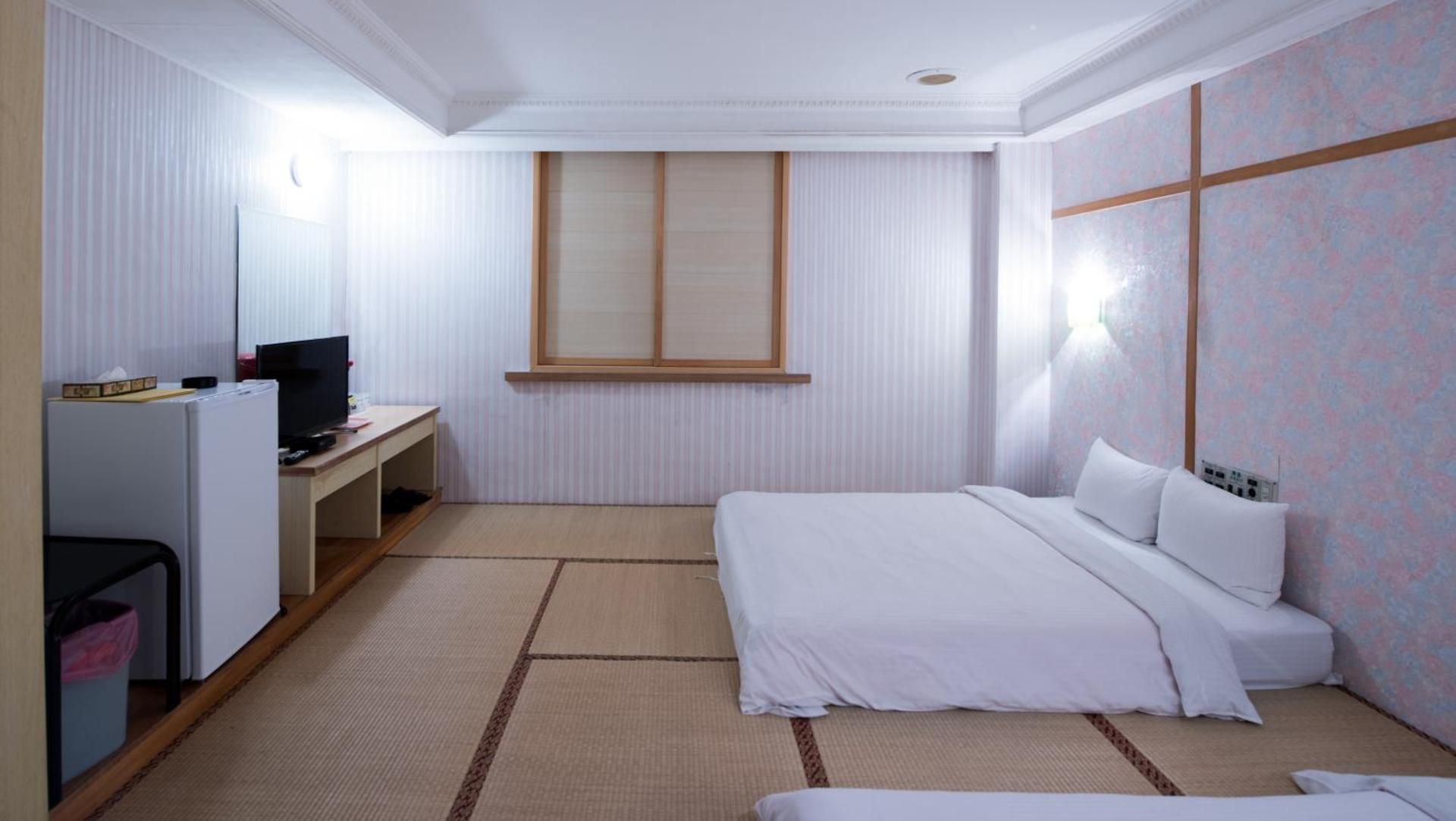 Empire Hotel Comfort Quadruple Room 2