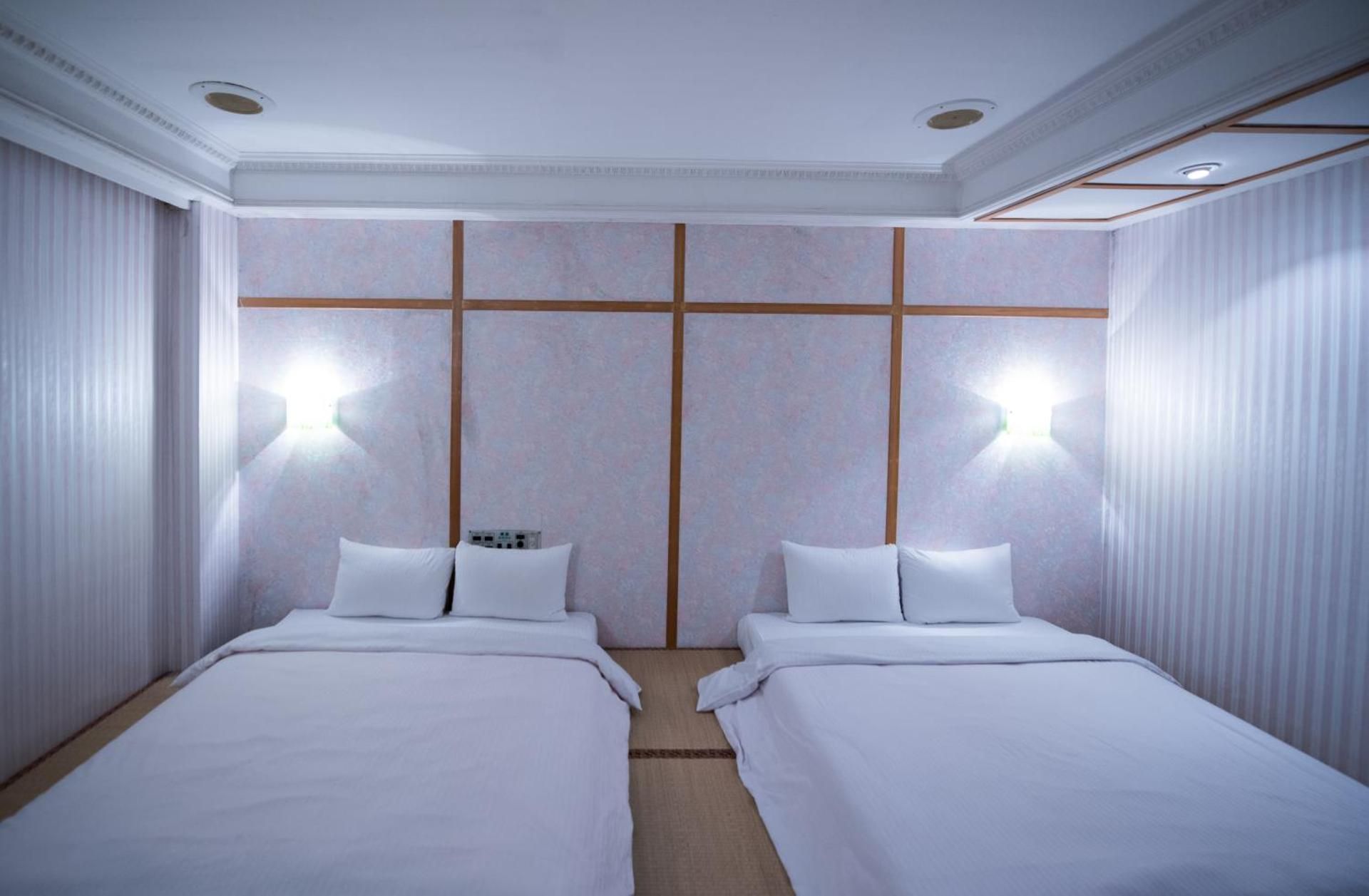 Empire Hotel Comfort Quadruple Room 3