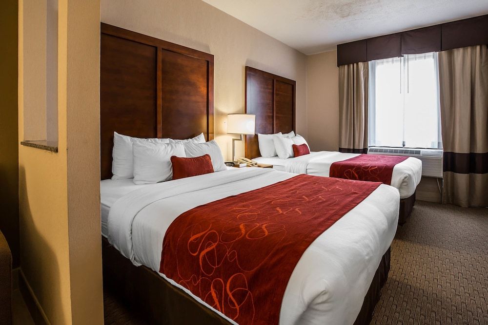 Suite (2 Queen beds and 1 Sofabed)