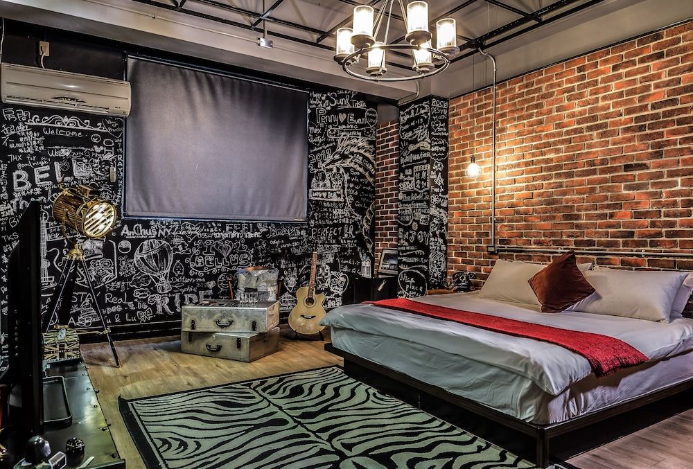 Western Loft, Queen