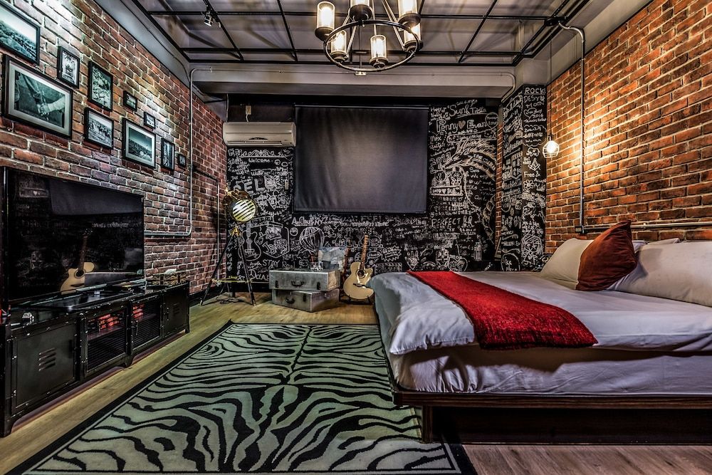Western Loft, Queen