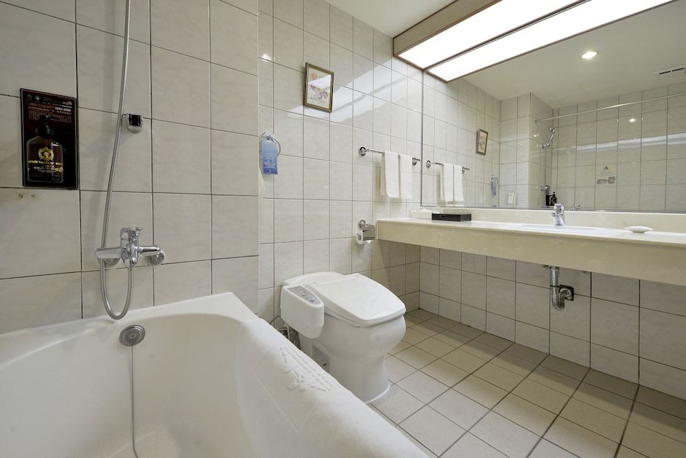 Le Midi Hotel Jungli Quadruple Room 2