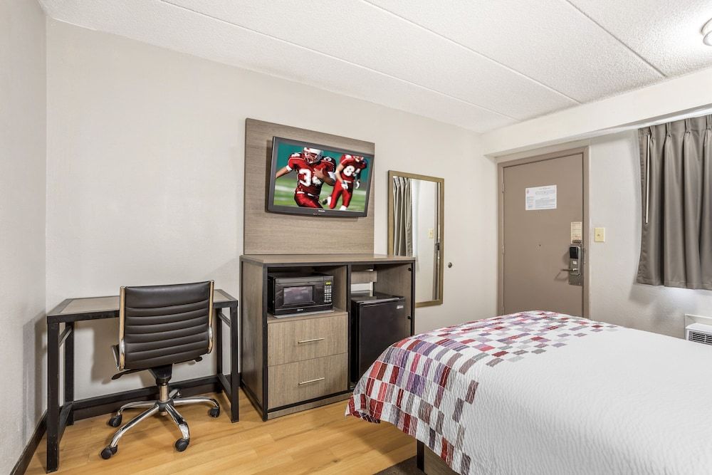 Red Roof Inn Tinton Falls - Jersey Shore Deluxe Room, 1 Double Bed, Accessible (Roll-In Shower, Smoke Free) 2