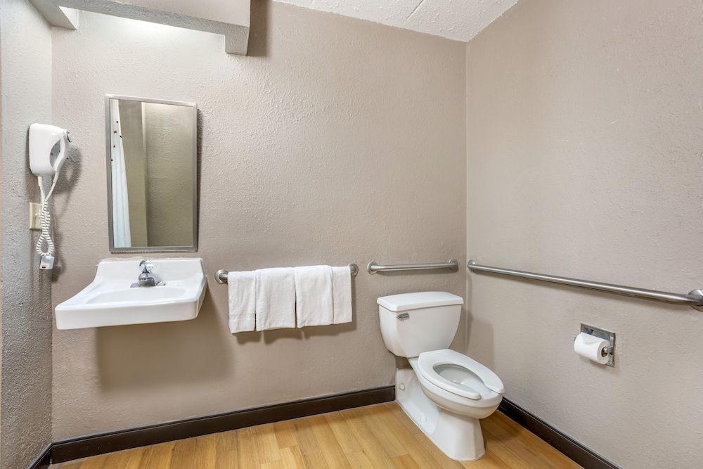 Red Roof Inn Tinton Falls - Jersey Shore Deluxe Room, 1 Double Bed, Accessible (Roll-In Shower, Smoke Free) 4