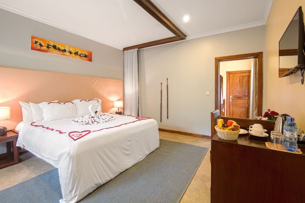 Deluxe Suite, Bathtub, Garden View