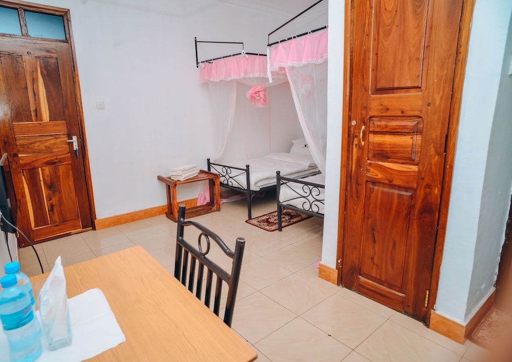 Arusha Giraffe Lodge Deluxe Twin Room 10