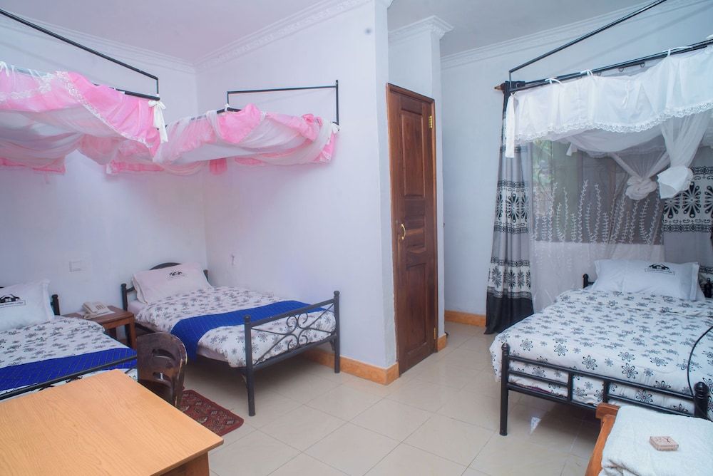 Arusha Giraffe Lodge Deluxe Twin Room 5