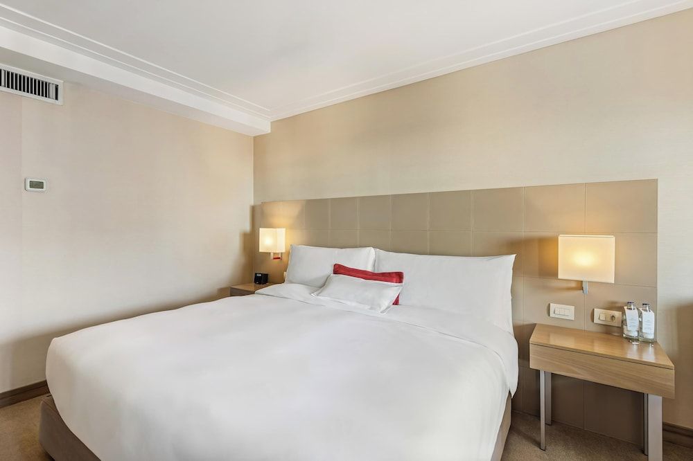 Classic Room, 1 King Bed, Balcony (Club Lounge Access)