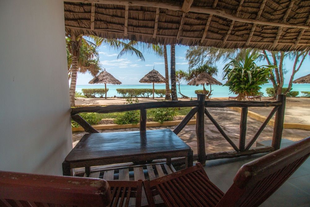 Tanzanite Beach Resort Deluxe Room, Oceanfront 3