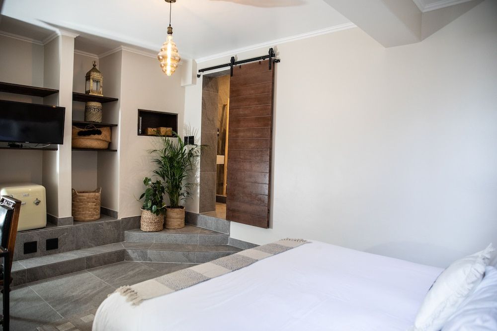 Sea Castle Hotel Camps Bay Standard Room 4