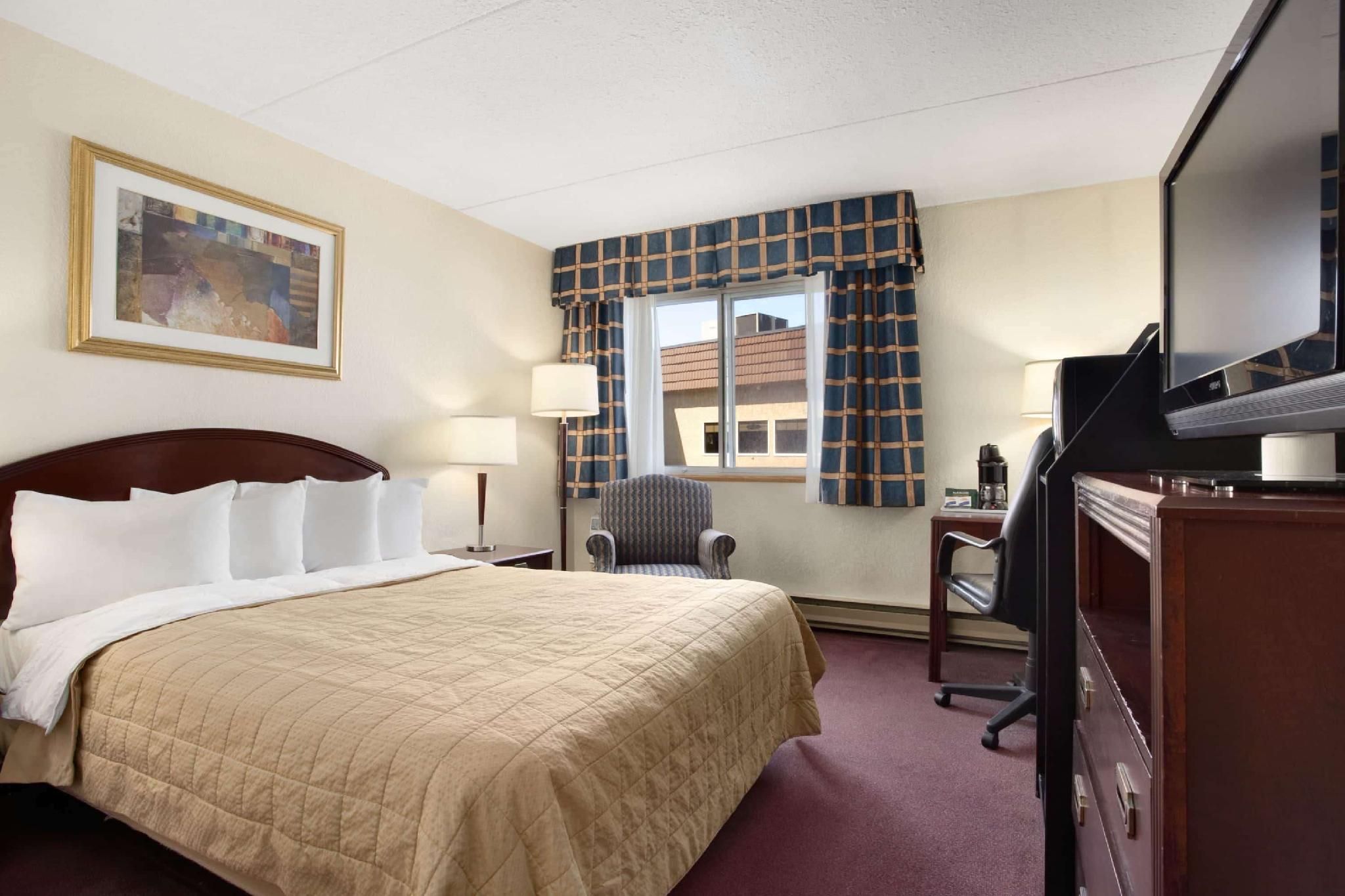 Travelodge by Wyndham Ottawa East 1 Queen Bed, Deluxe, Non-Smoking 2