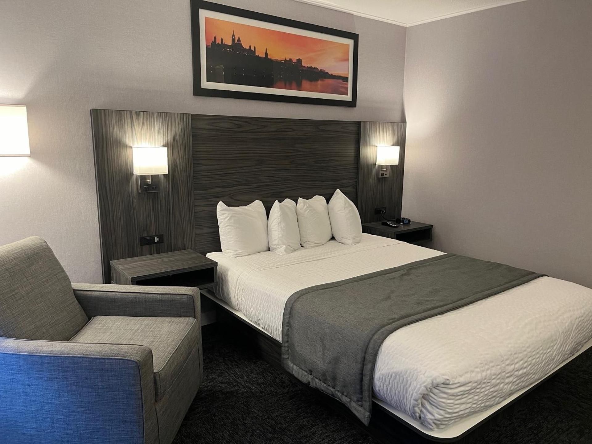 Travelodge by Wyndham Ottawa East 1 Queen Bed, Deluxe, Non-Smoking