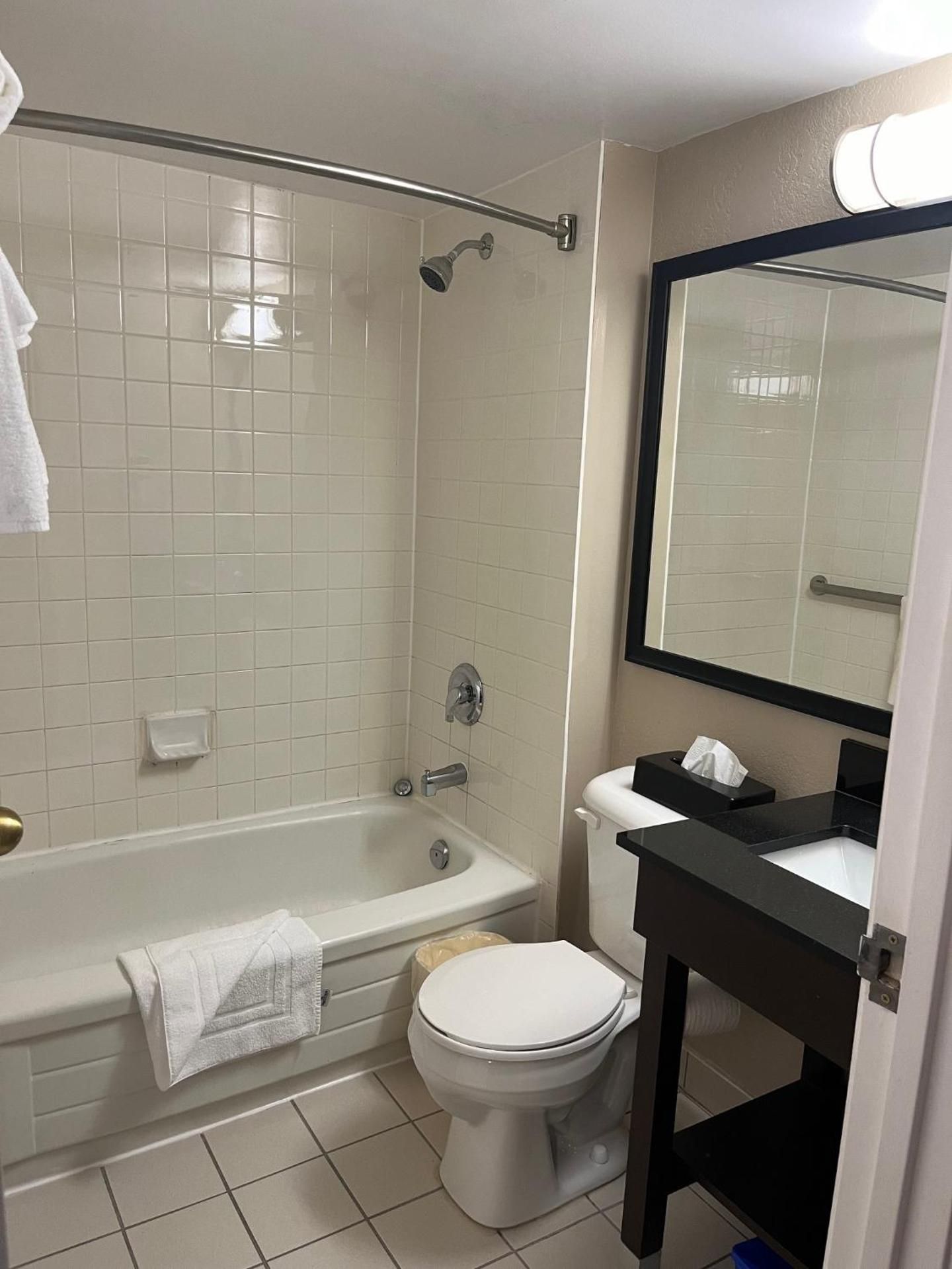 Travelodge by Wyndham Ottawa East 1 Queen Bed, Deluxe, Non-Smoking 3