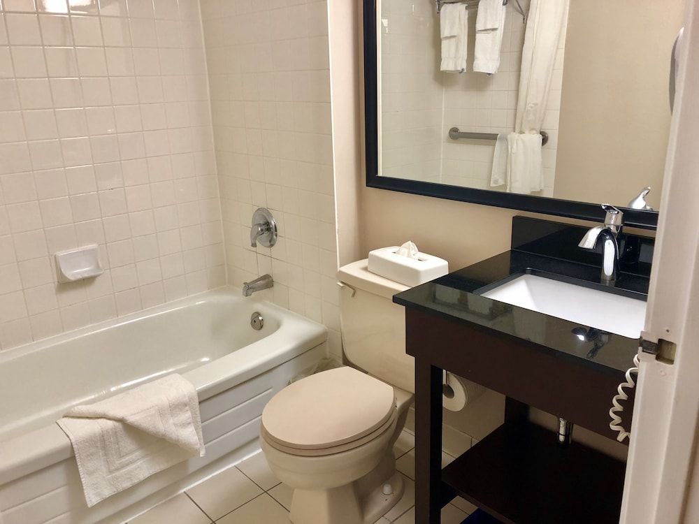 Travelodge by Wyndham Ottawa East Standard Room, 1 Queen Bed 7