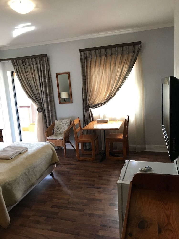 Albatross Guest House Luxury Family Room 2