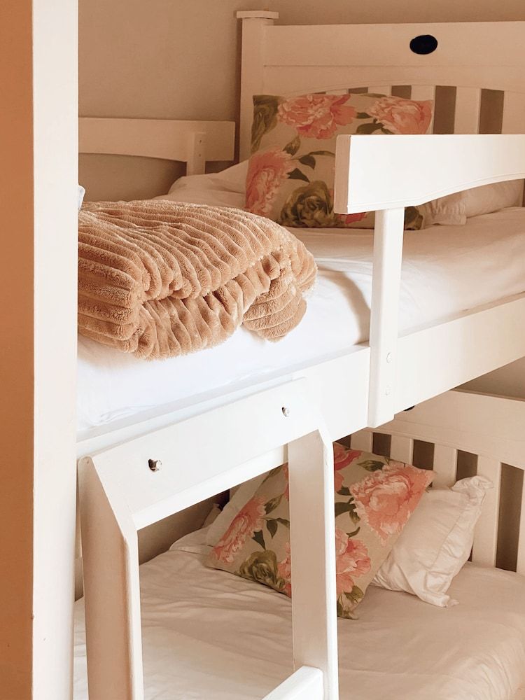 Albatross Guest House Luxury Family Room 8