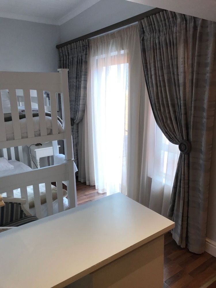 Albatross Guest House Luxury Family Room 14