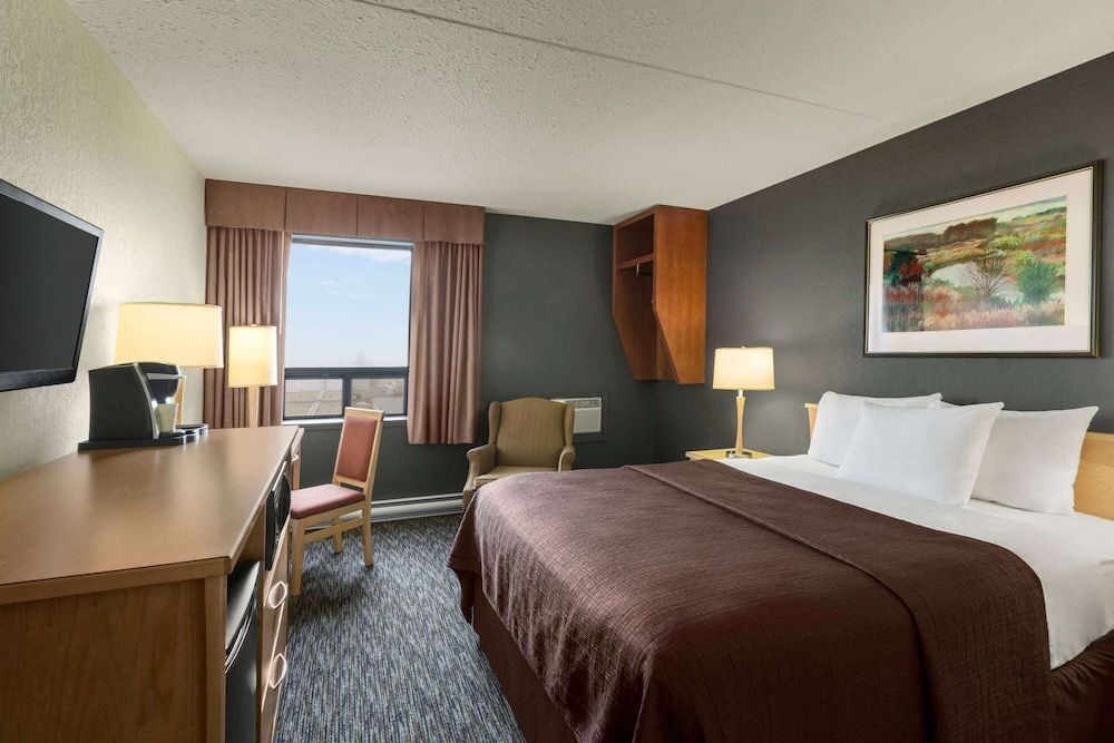 Standard Room, 1 Queen Bed, Non Smoking (Main Floor)
