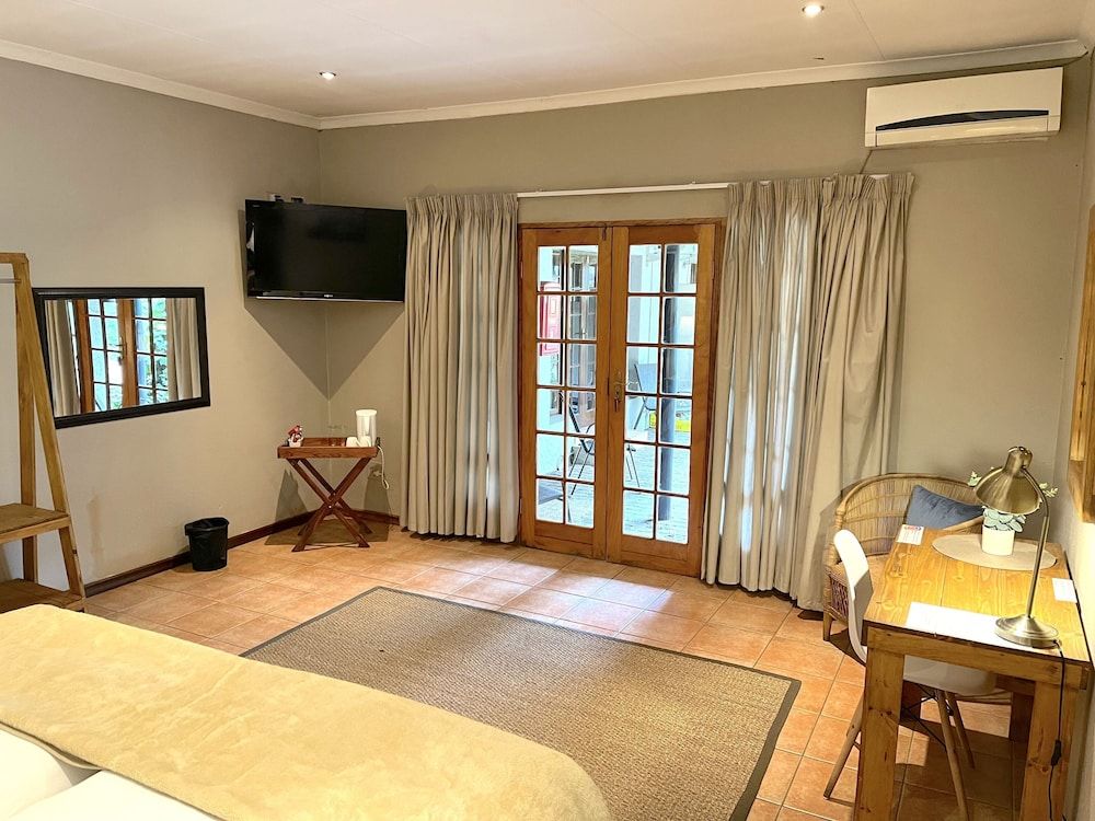 undefined Safari Club SA 8