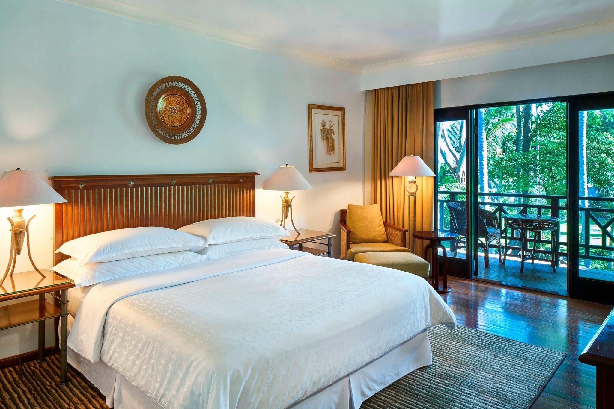 Deluxe, Guest room, 1 King, Garden view, Balcony