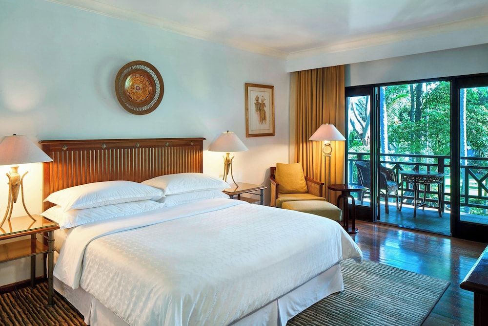 Deluxe Room, 1 King Bed, Garden View (Balcony)