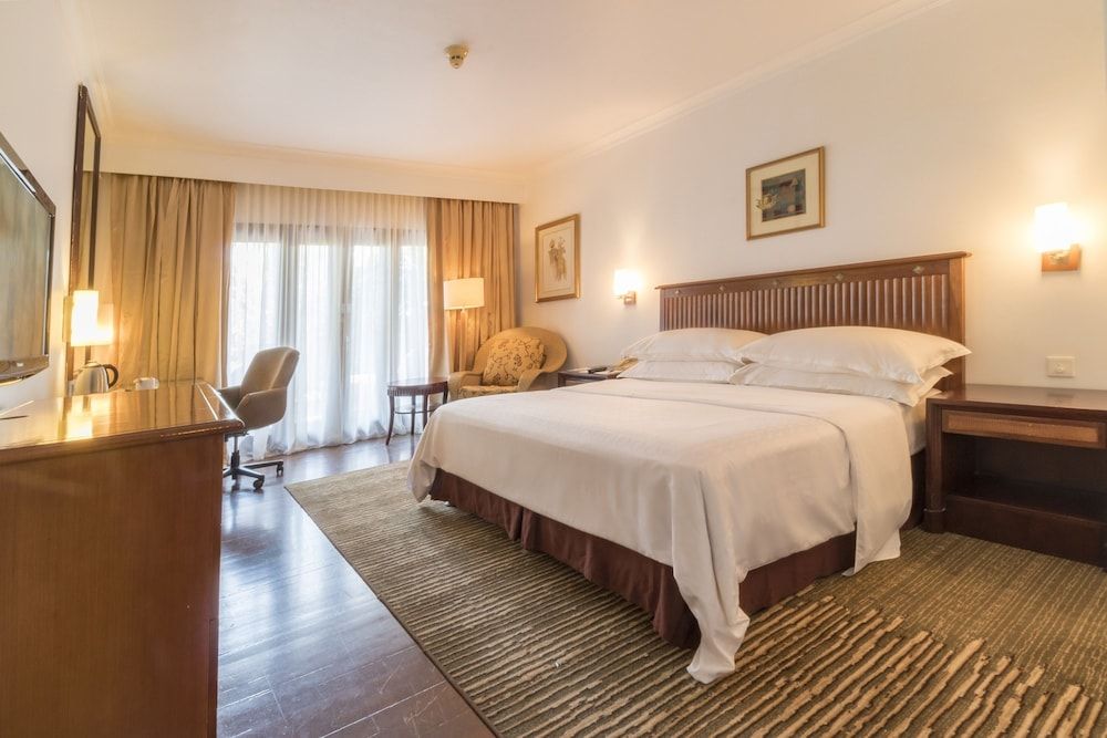 Deluxe Room, 1 King Bed, Pool View (Balcony)