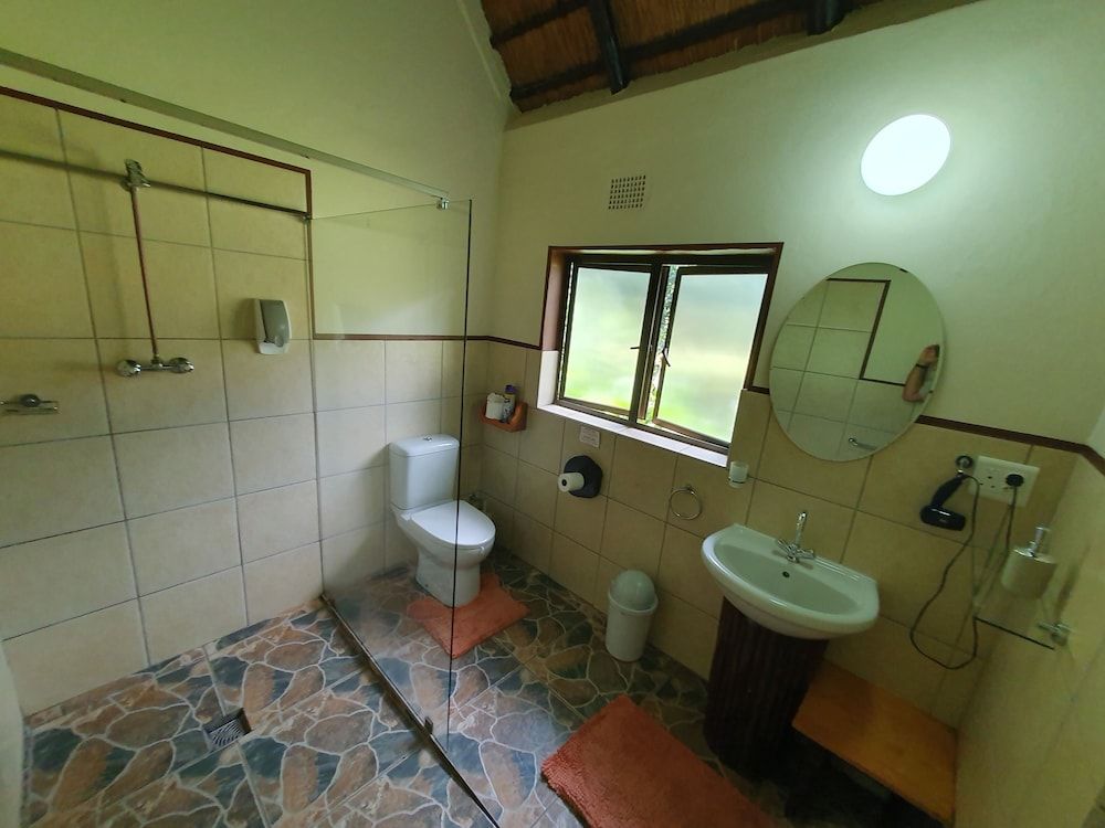 Thokozani Lodge Comfort Room, 1 Bedroom, Refrigerator & Microwave, Poolside 4