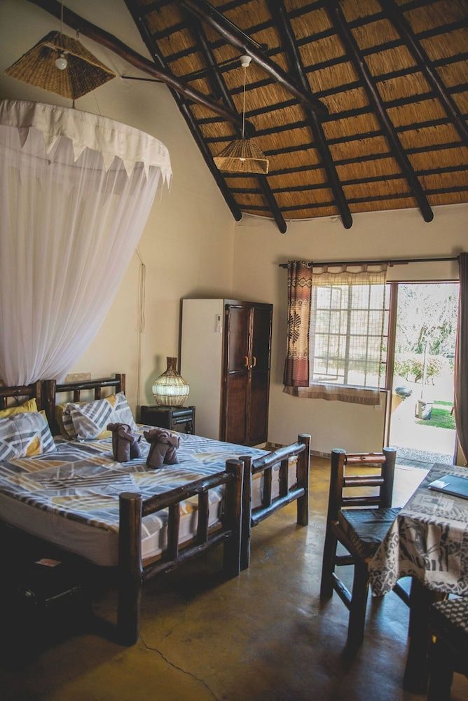Thokozani Lodge Comfort Room, 1 Bedroom, Refrigerator & Microwave, Poolside 6