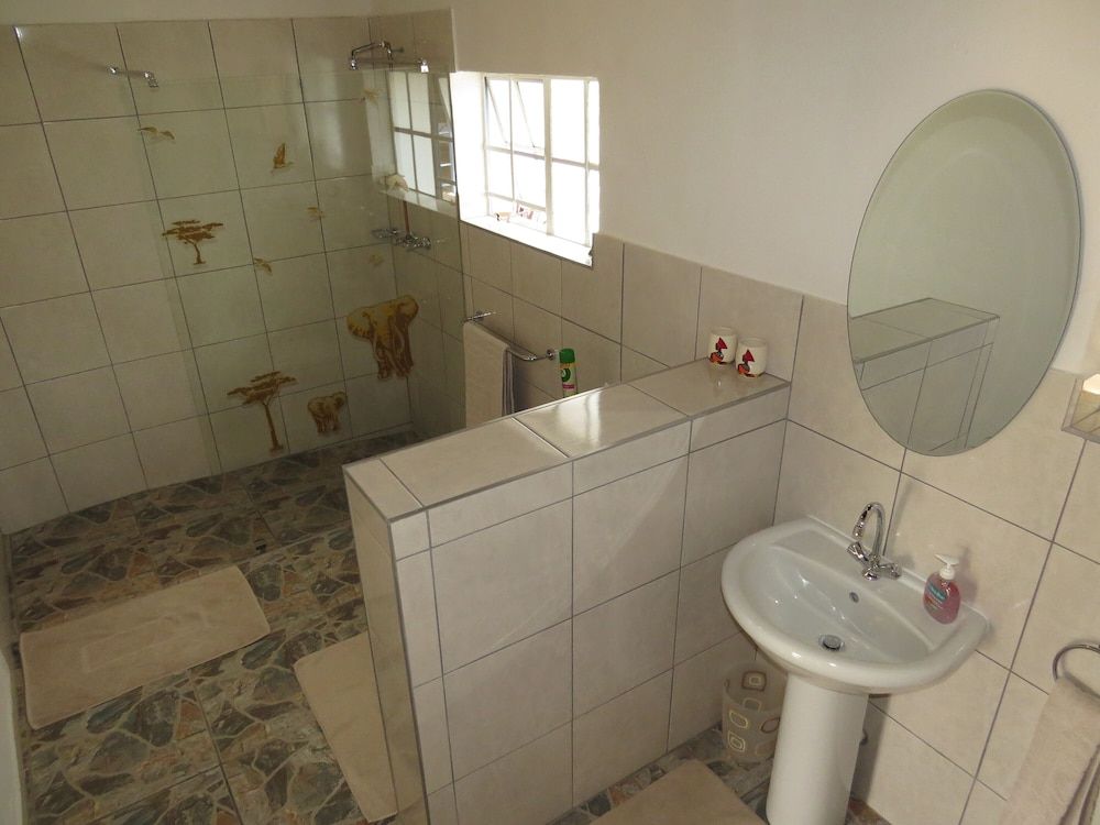 Thokozani Lodge Comfort Room, 1 Bedroom, Refrigerator & Microwave, Poolside 5