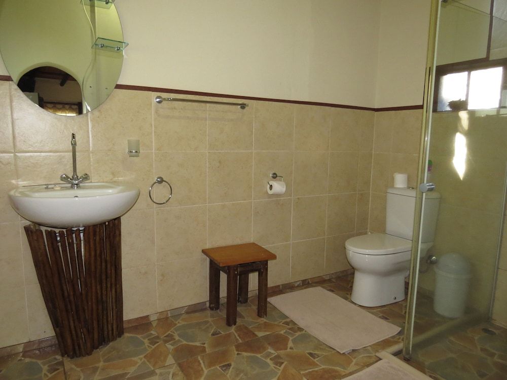 Thokozani Lodge Comfort Room, 1 Bedroom, Refrigerator & Microwave, Poolside 3