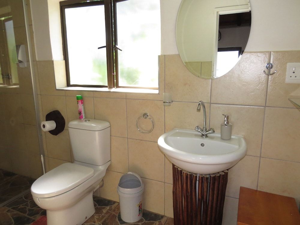 Thokozani Lodge Economy Double Room, 1 Bedroom, Refrigerator, Poolside 4