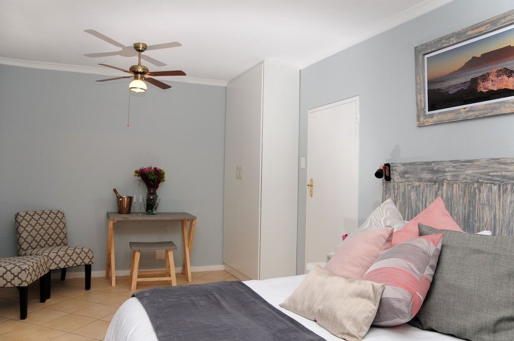 Comfort Room, 1 Queen Bed, Private Bathroom, Courtyard Area