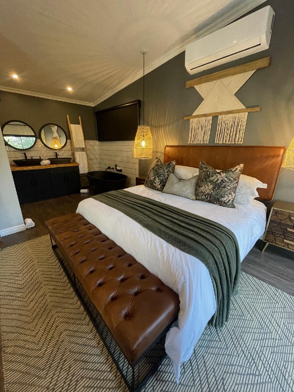 Honeymoon Suite