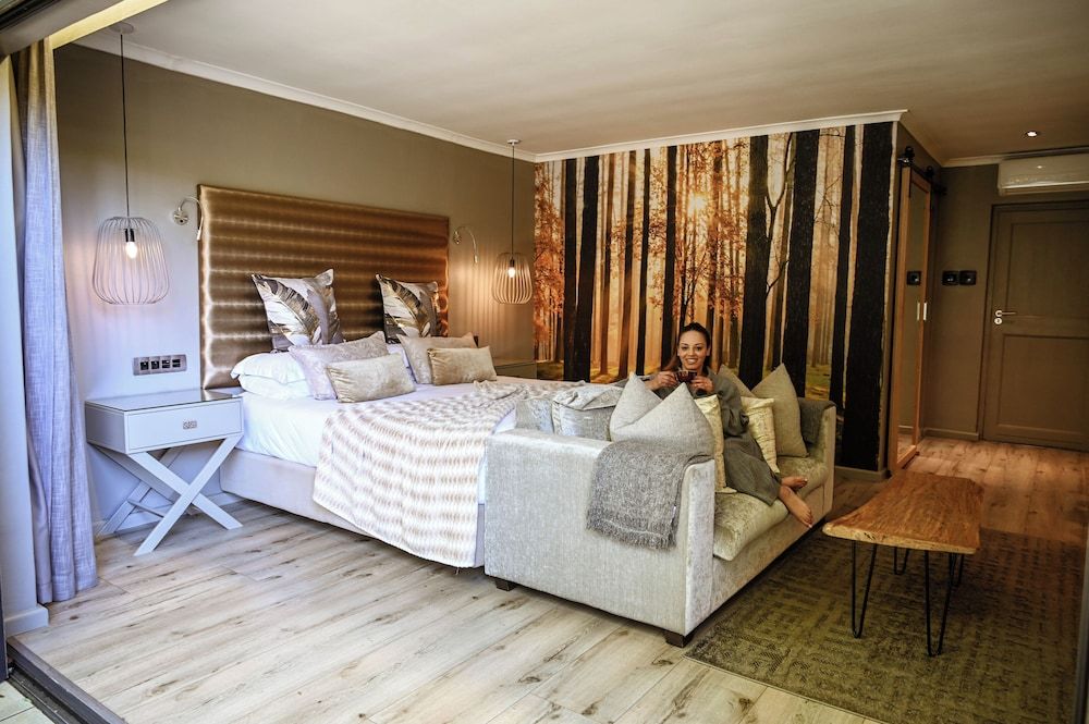 Superior Suite, 1 King Bed, Garden View