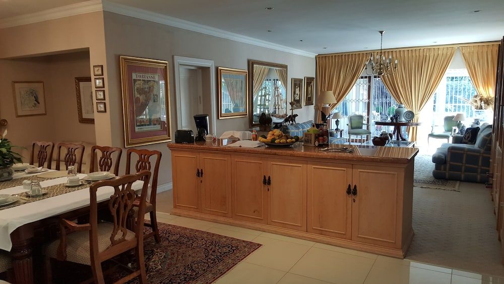 Bed and Breakfast on Melrose Family Room 3