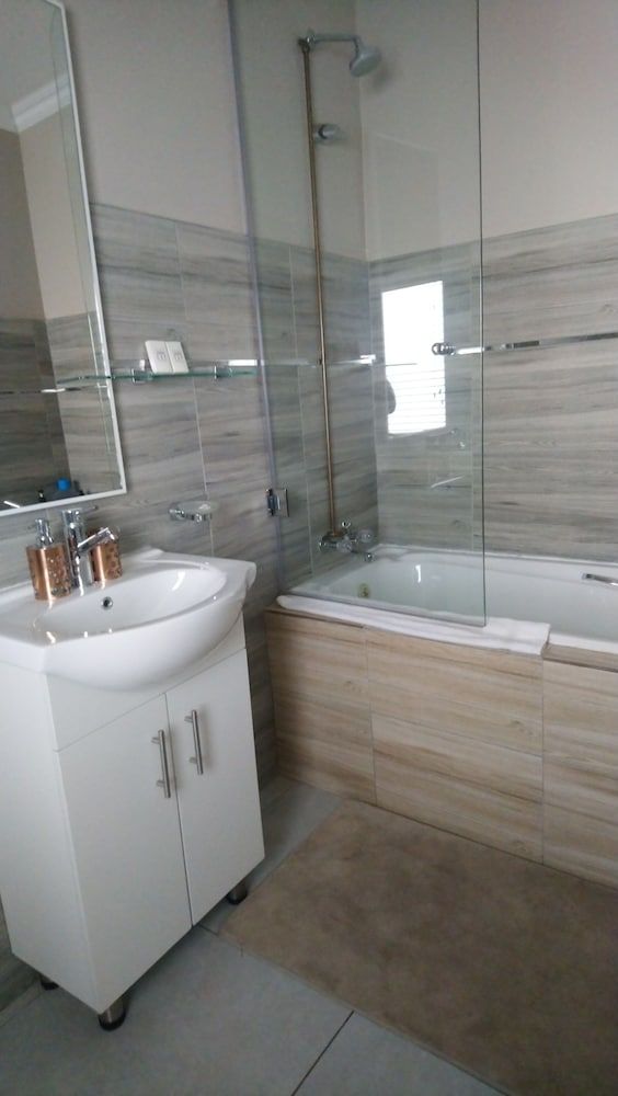 Bed and Breakfast on Melrose Family Room 4