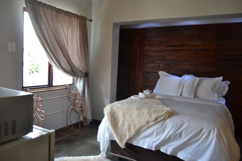 Dara Guest House Luxury Double Room, 1 King Bed, Non Smoking, Courtyard View 3