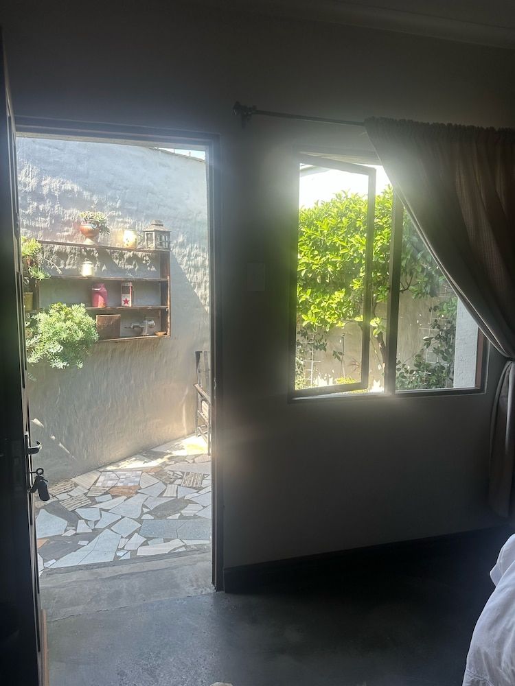 Dara Guest House Luxury Double Room, 1 King Bed, Non Smoking, Courtyard View 7