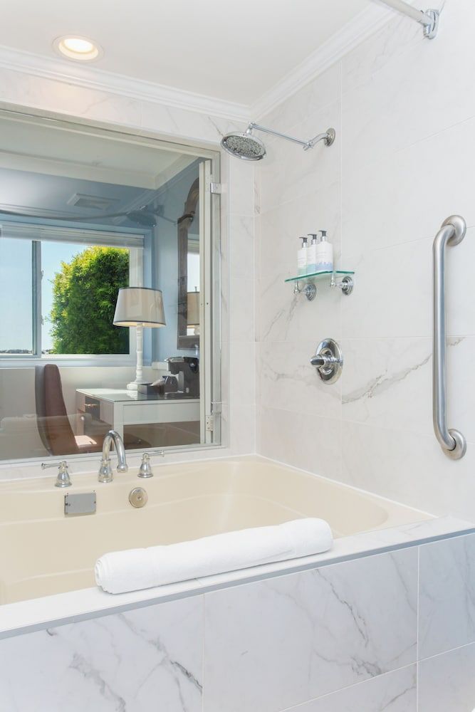 King Room with Ocean View and Spa Bath