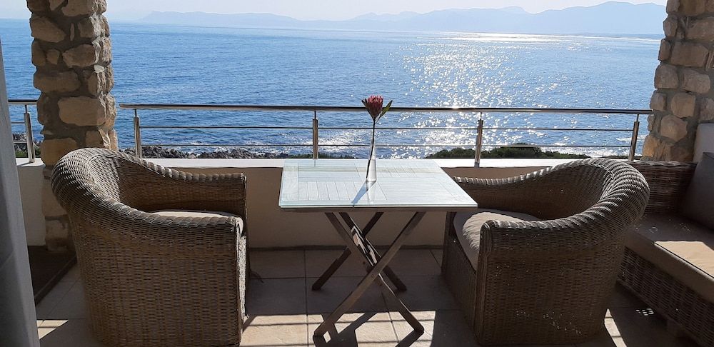 Kleinzee Oceanfront Guesthouse Superior Suite, 1 King Bed, Balcony, Oceanfront 4