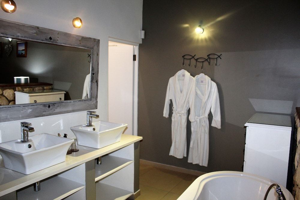 Kleinzee Oceanfront Guesthouse Superior Suite, 1 King Bed, Balcony, Oceanfront 7