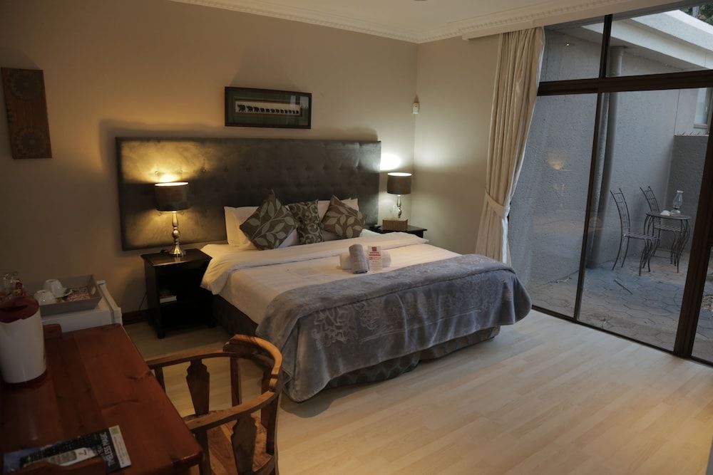 Deluxe Double Room, 1 Queen Bed, Garden View