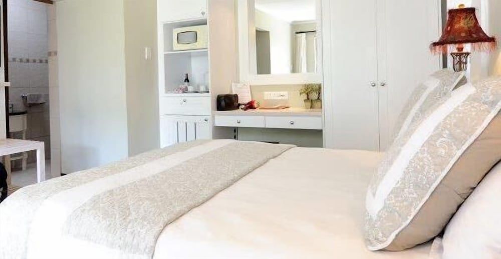 Beachwalk Bed and Breakfast Twin Room, Pool View 6